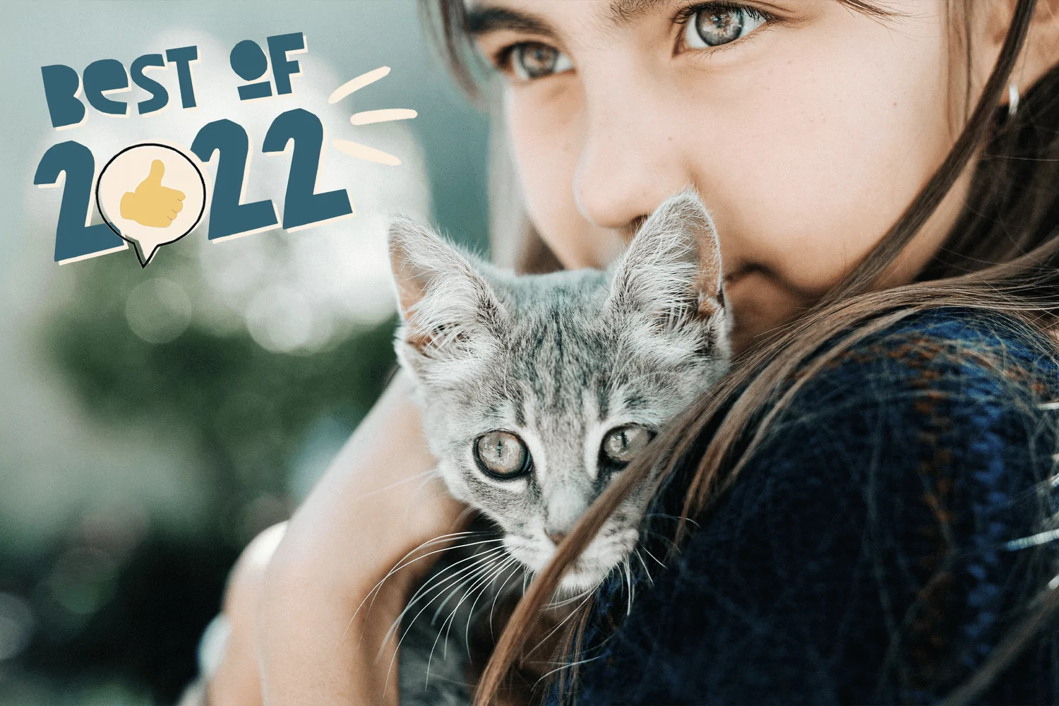 fille tenant un chaton ;  meilleurs noms de chats de 2022