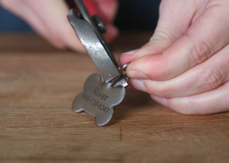 comment mettre une plaque d'identité